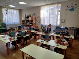 Ребята из старшей группы изготовили открытки для мам Ребята из старшей группы изготовили открытки для мам.
