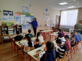 В старшей группе ребята раскрасили Дымковскую игрушку В старшей группе ребята раскрасили Дымковскую игрушку.