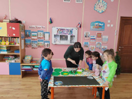 Коллективную работу ко Дню Космонавтики сделали ребята из средней группы Коллективную работу ко Дню Космонавтики сделали ребята из средней группы.